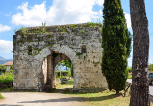 porta-san-lorenzo-e-via-latina-antica-vista-laterale